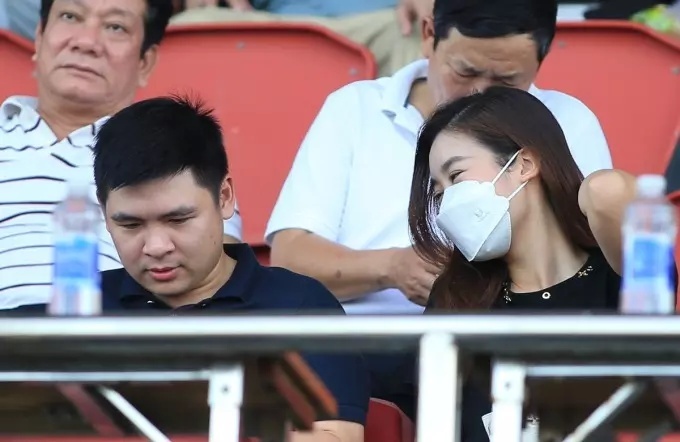 Đỗ Vinh Quang giúp đỡ Hoa hậu trong một sự kiện đã được lan truyền